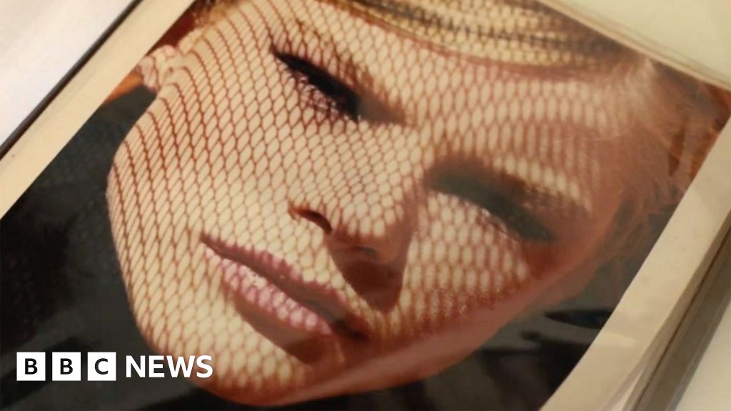 Rekrutmen model oleh Jeffrey Epstein melalui uang dan manipulasi